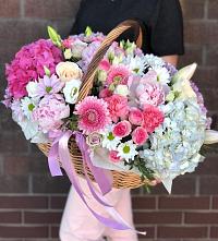 Цветочная композиция из Розы, Хризантемы, Пионы и Лизиантусы в корзине в Большое Полпино