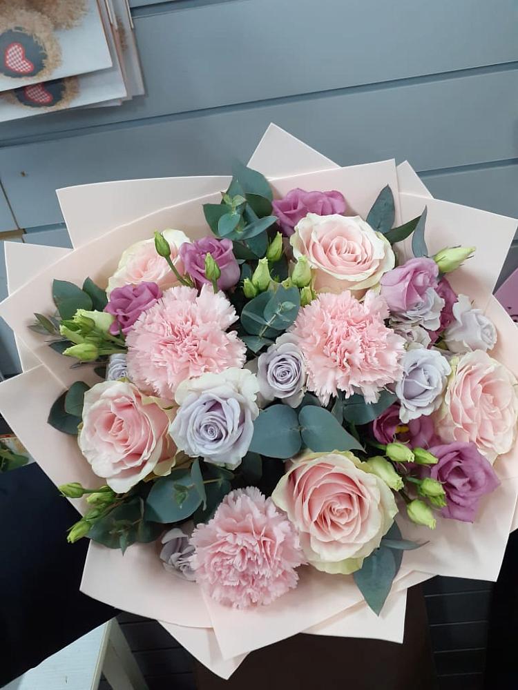 Букет цветов из: Розы, Гвоздики и Лизиантусы в Большое Полпино